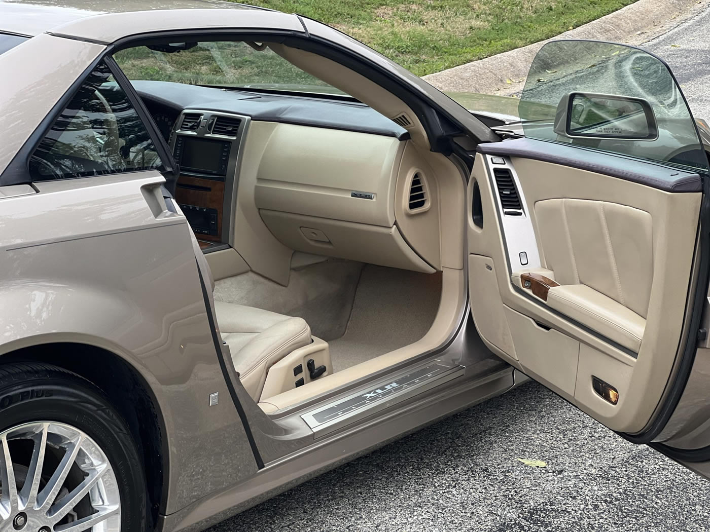 2008 Cadillac XLR Platinum Edition in Goldstream Metallic