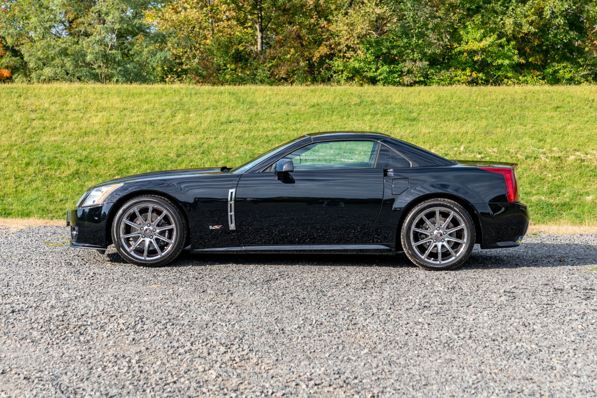 2009_cadillac_xlr-v_1602808017117b00a8931a402_exterior_2800-Mile-2009-Cadillac-XLR-V-3.jpg