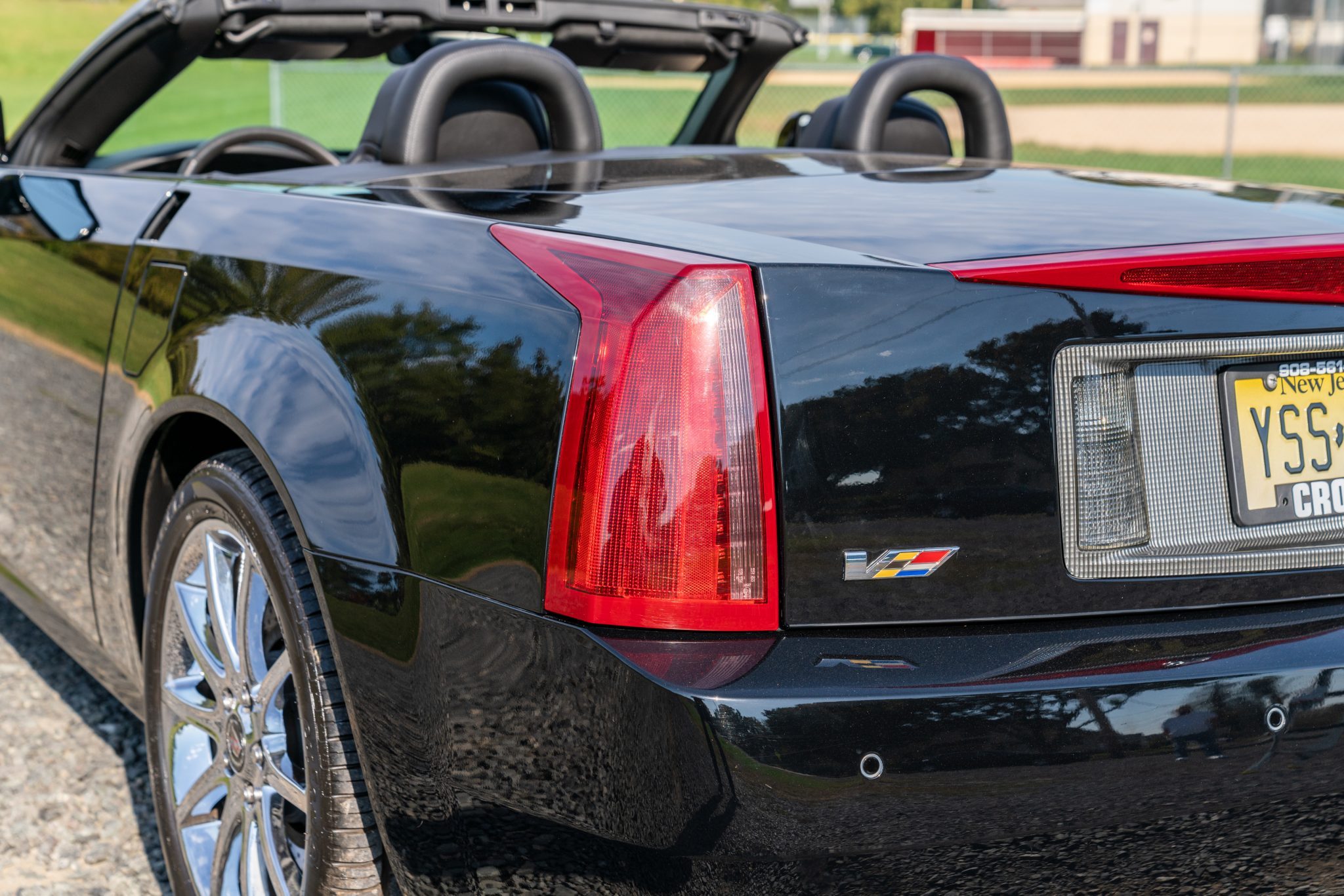 2009_cadillac_xlr-v_1602808133dd30b15_exterior_2800-Mile-2009-Cadillac-XLR-V-10.jpg