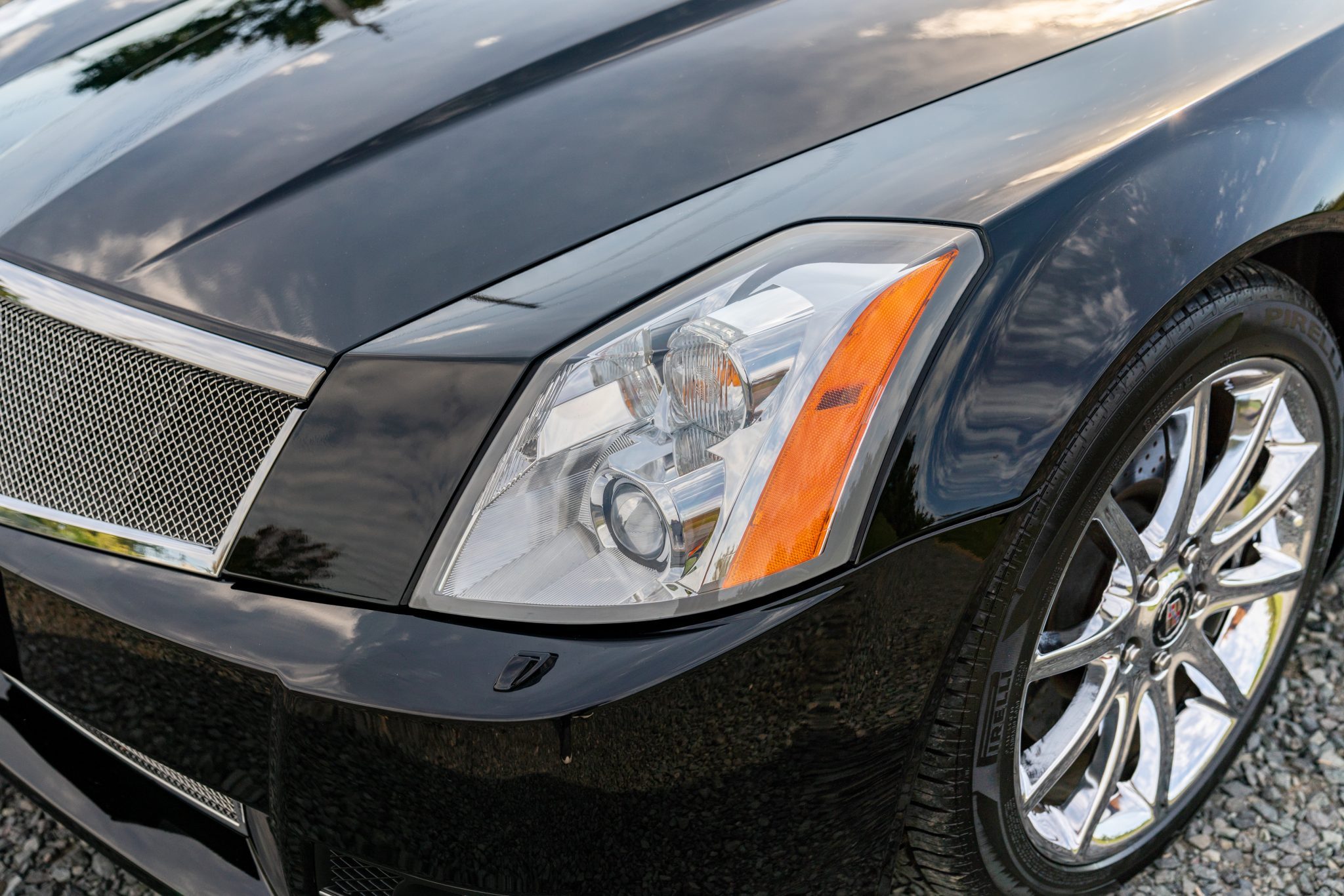 2009_cadillac_xlr-v_160280814902584e53117b00a817_exterior_2800-Mile-2009-Cadillac-XLR-V-7.jpg