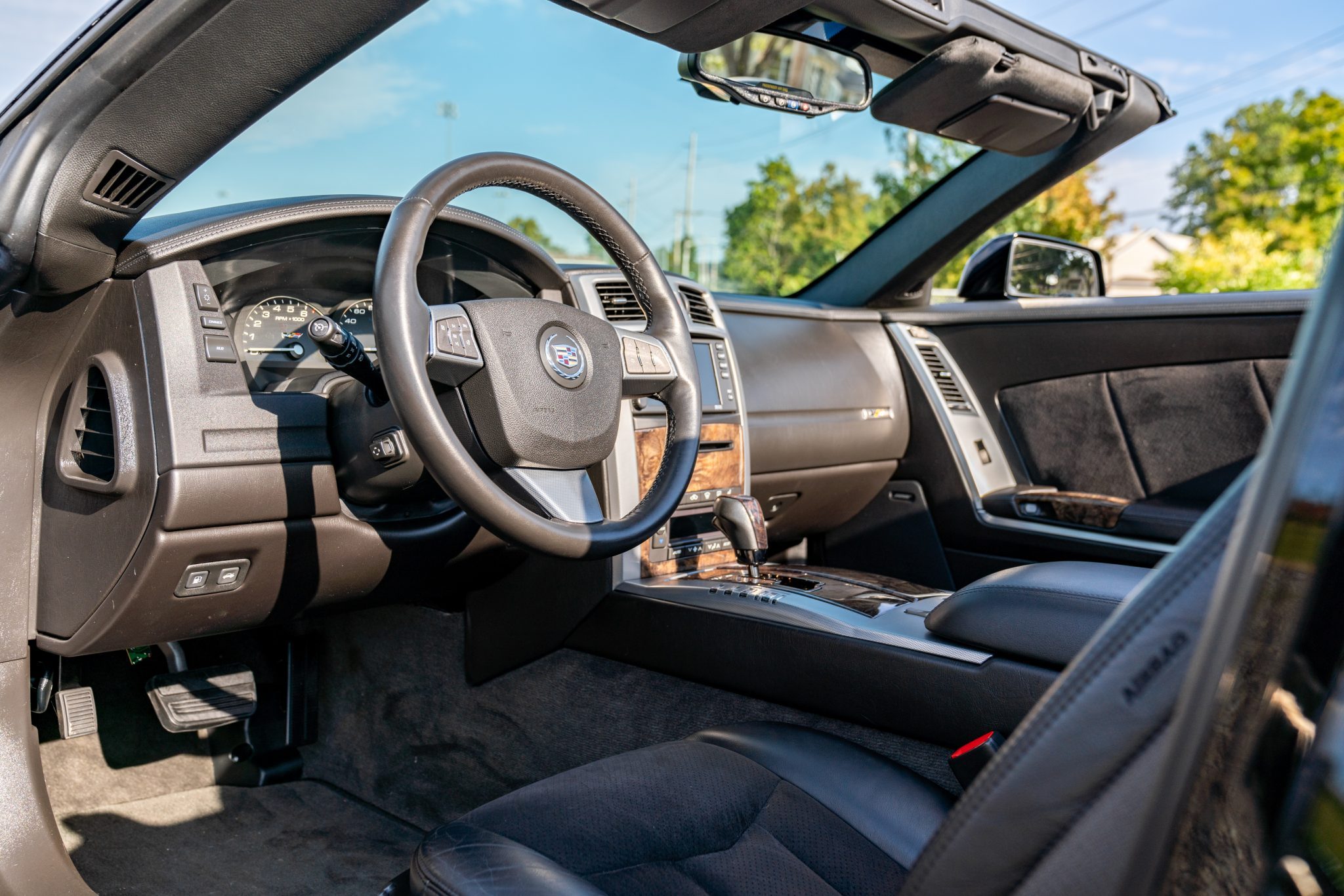 2009_cadillac_xlr-v_16028083627b00a8931a442_interior_2800-Mile-2009-Cadillac-XLR-V-19.jpg