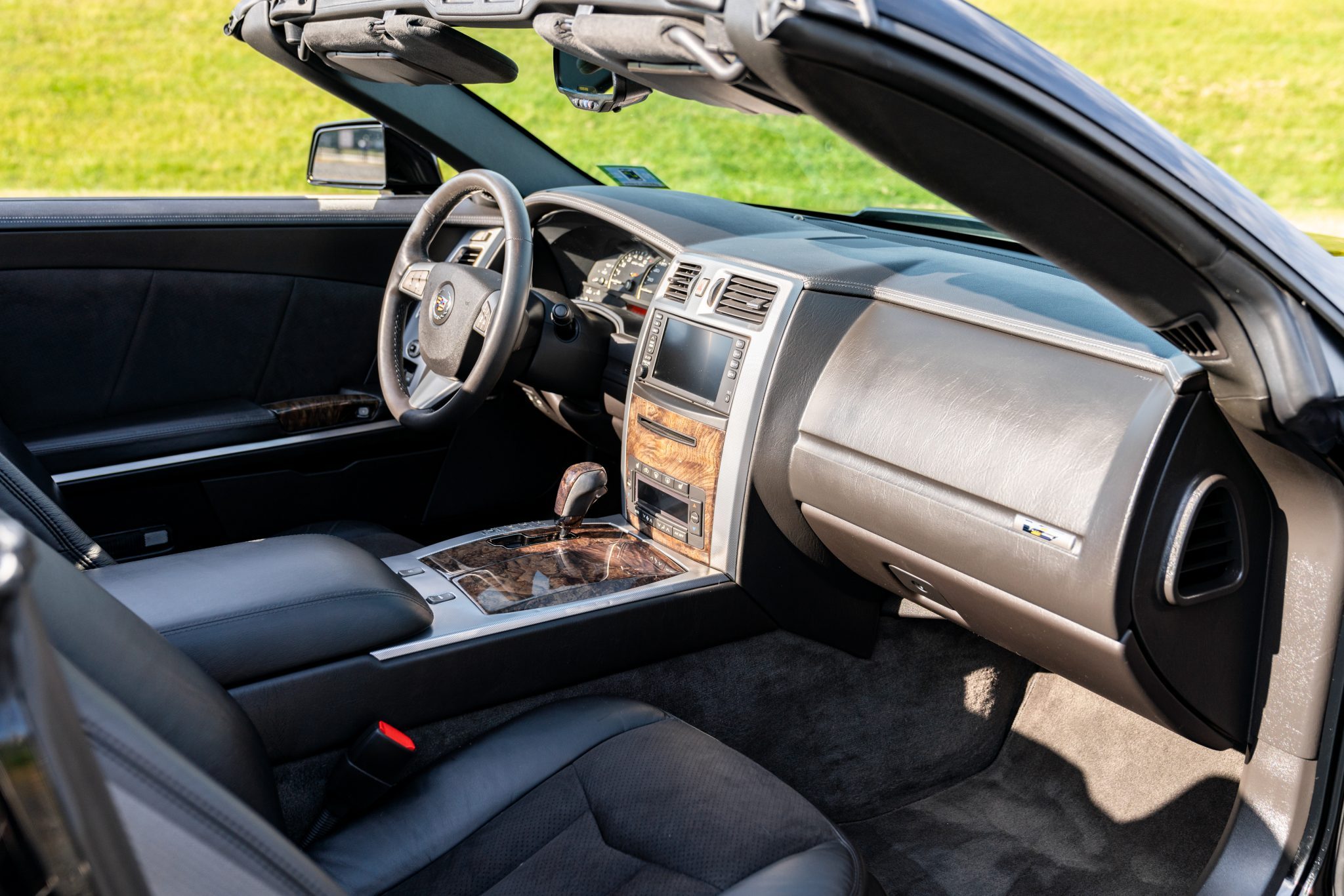 2009_cadillac_xlr-v_160280837230b555543_interior_2800-Mile-2009-Cadillac-XLR-V-29.jpg