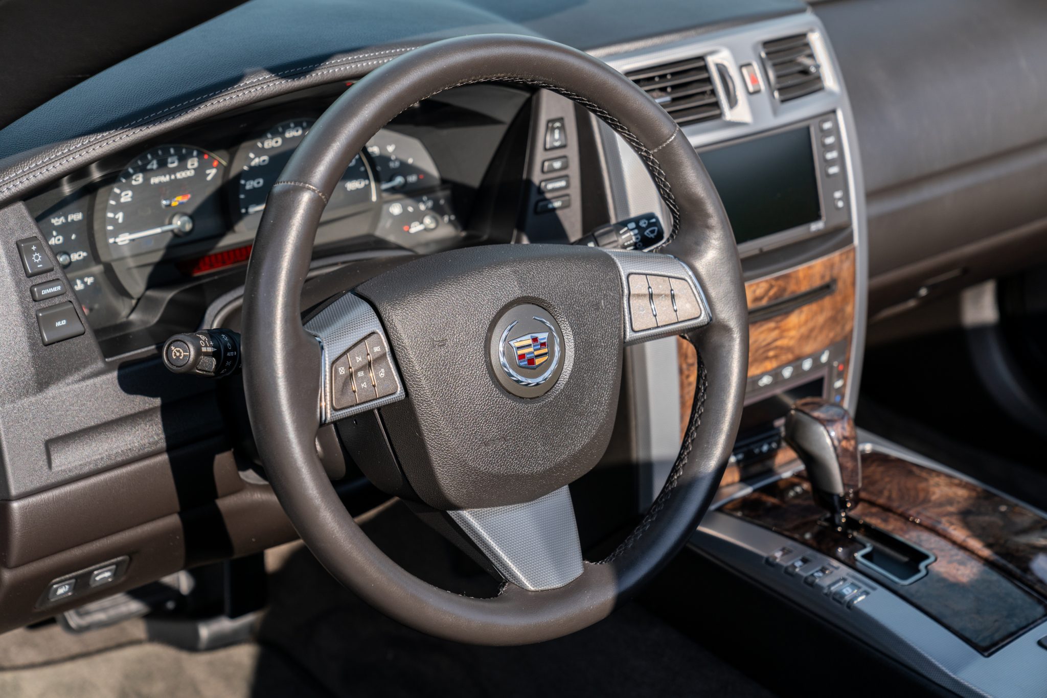 2009_cadillac_xlr-v_16028083804e53117b00a8931a444_interior_2800-Mile-2009-Cadillac-XLR-V-20.jpg