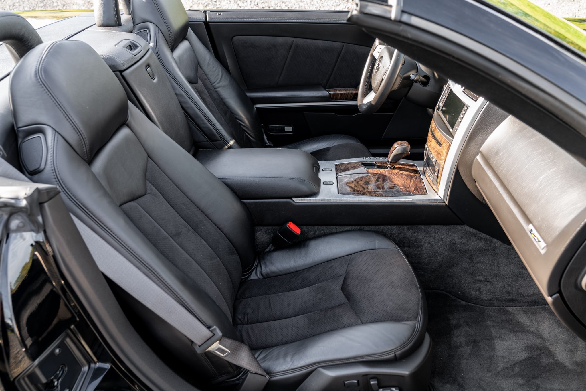 2009_cadillac_xlr-v_1602808396584e53117b00a8931a46_interior_2800-Mile-2009-Cadillac-XLR-V-31.jpg