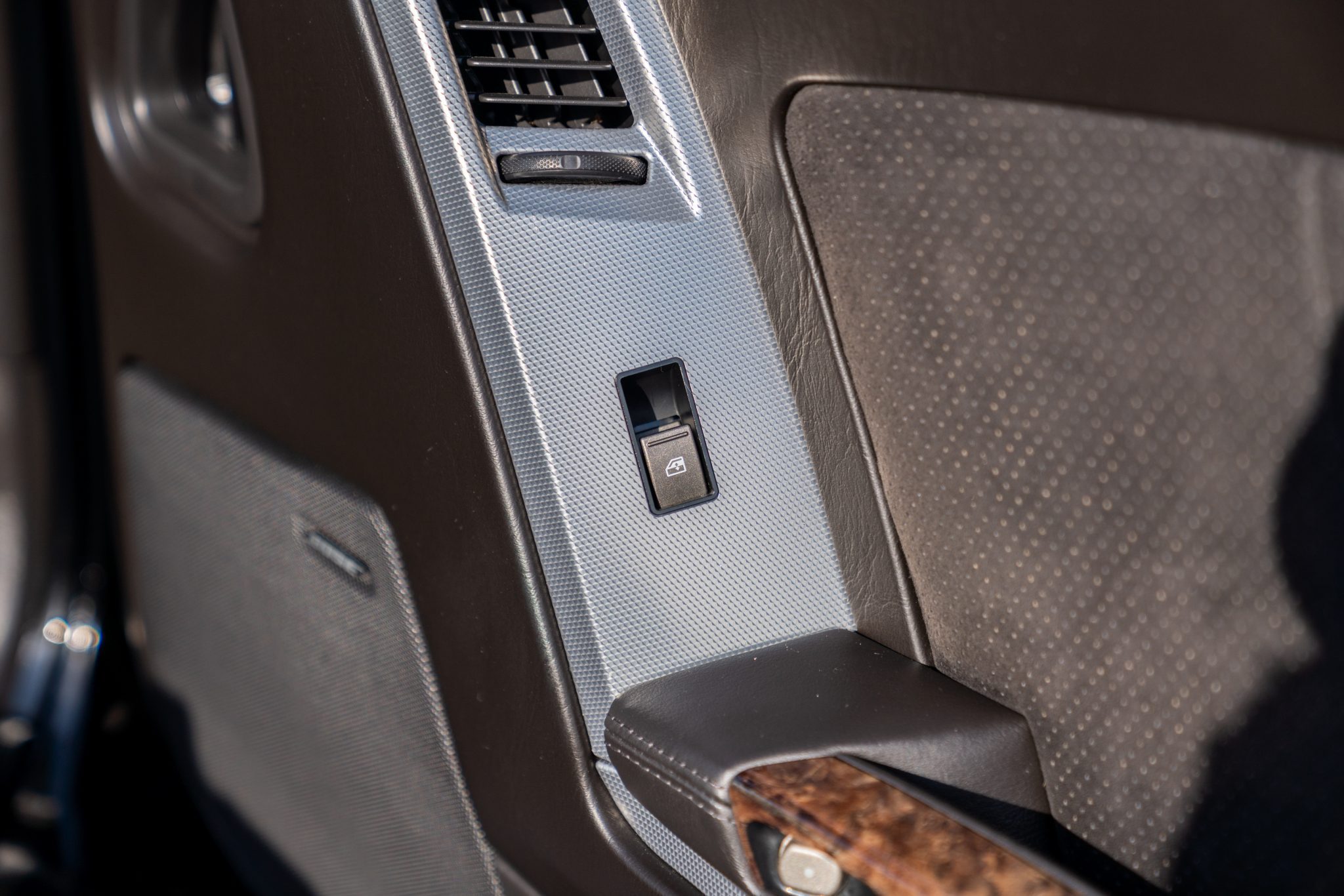 2009_cadillac_xlr-v_16028084430b55553252_interior_2800-Mile-2009-Cadillac-XLR-V-33.jpg