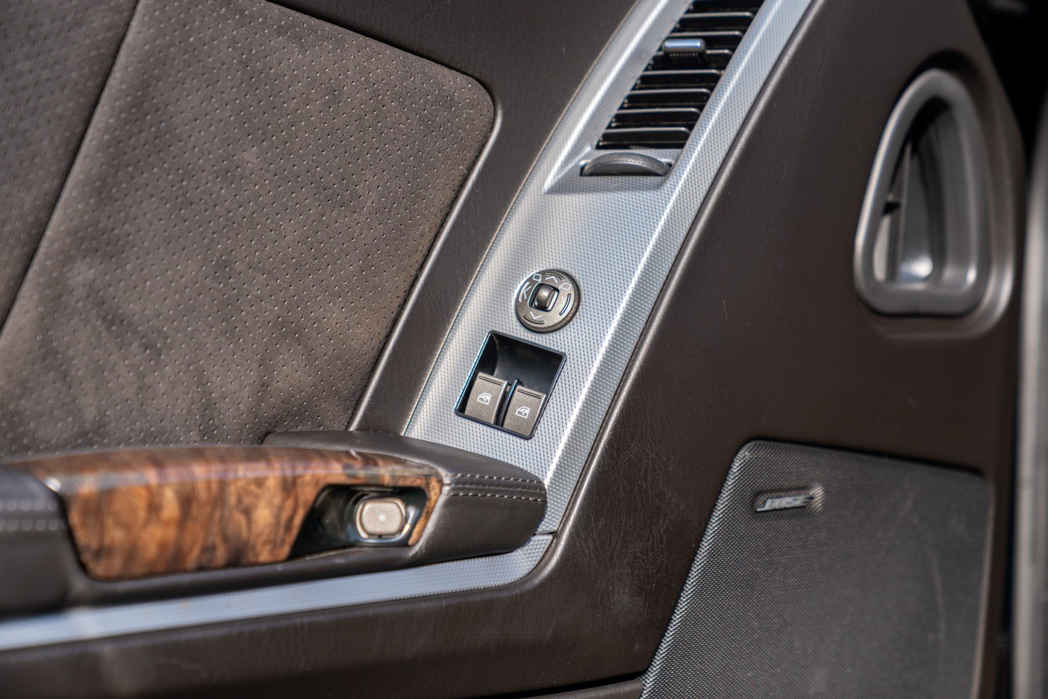 2009_cadillac_xlr-v_160280845253202584e531153_interior_2800-Mile-2009-Cadillac-XLR-V-16.jpg