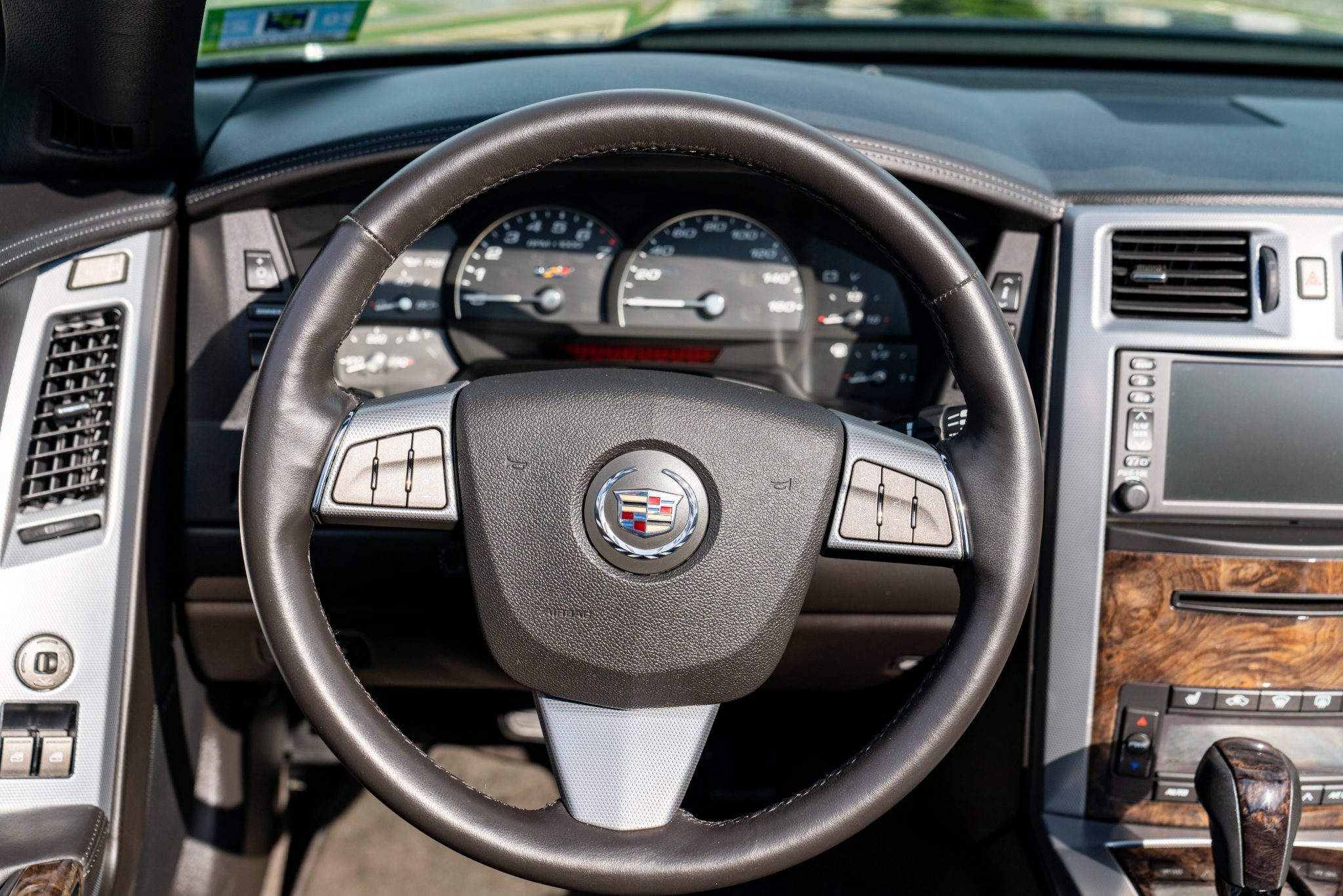 2009_cadillac_xlr-v_16028085755553202584e63_interior_2800-Mile-2009-Cadillac-XLR-V-22.jpg