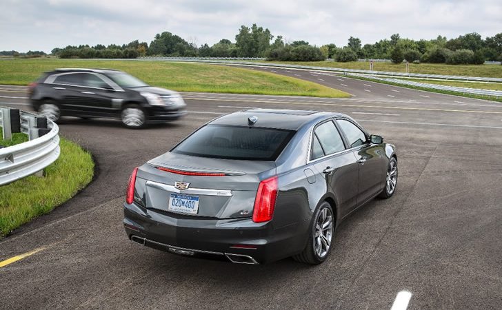 A 2015 Cadillac CTS, equipped with V2V technology, notifies the driver of the approaching Cadillac SRX from the left before the driver could see the vehicle.