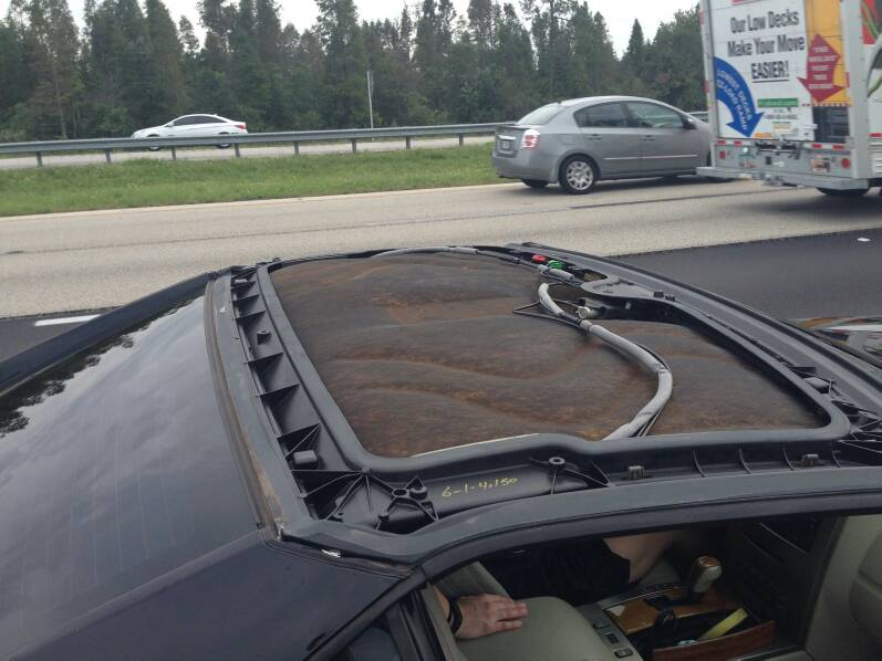 2005 Cadillac XLR – Roof Panel Detached while Driving
